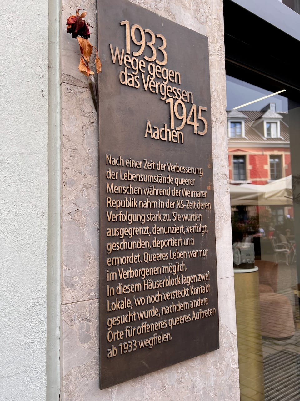 1933 1945 Wege gegen des Vergessens Aachen Nach einer Zeit der Verbesserung der Lebensumstände queeres Menschen während der Weimarer Republik nahm in der NS-Zeit deren Verfolgung stark zu. Sie wurden ausgegrenzt, denunziert, verfolgt, geschunden, deportiert und ermordet. Queeres Leben war nur im Verborgenen möglich.