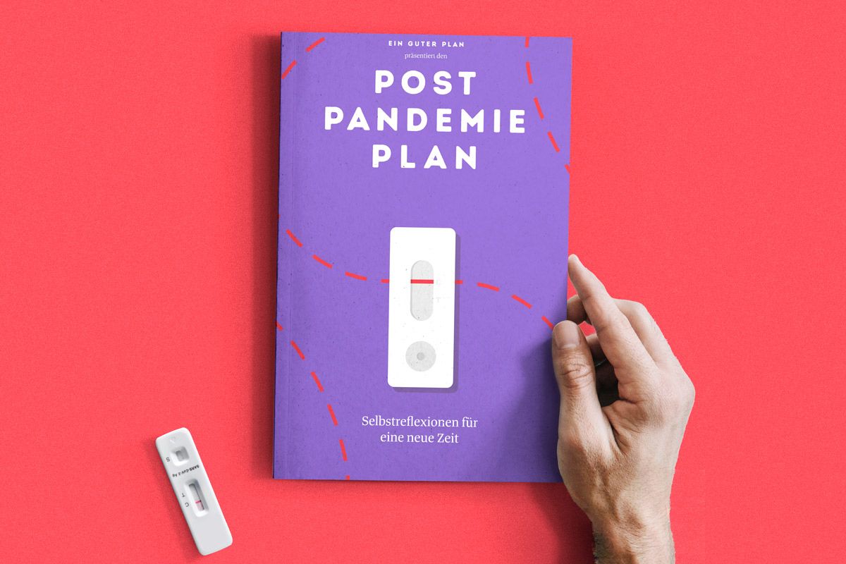 der lila Planer "Postpandemieplan" auf pinkem Hintergrund, Links ein Schnelltest, rechts eine Hand, die den Planer hält