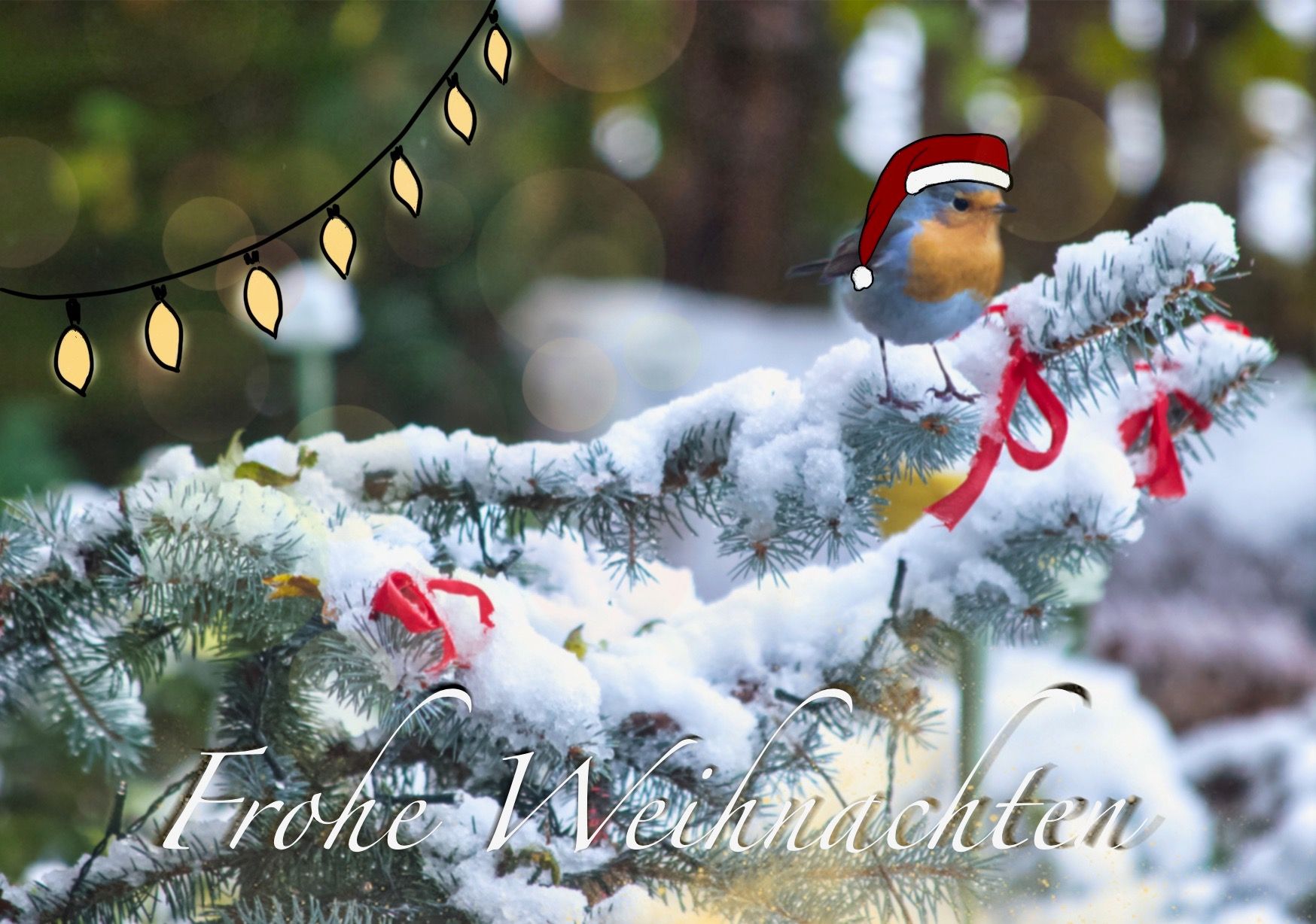 ein Tannenbaum mit Schnee und roten Schleifen. Auf einem Ast sitzt ein Rotkehlchen, mit Weihnachtsmannmütze